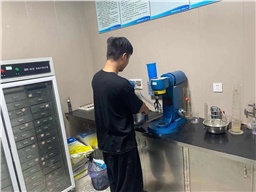 夏季聚羧酸減水劑易發(fā)霉變質(zhì)，可以如何解決？